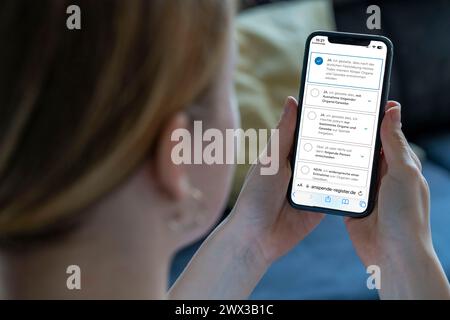 Symbolisches Bild des Organspenderegisters, informiert sich die Person über das neue Online-Register für Organspende, in dem Sie sich als Spender registrieren können Stockfoto
