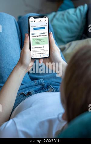 Symbolisches Bild des Organspenderegisters, informiert sich die Person über das neue Online-Register für Organspende, in dem Sie sich als Spender registrieren können Stockfoto