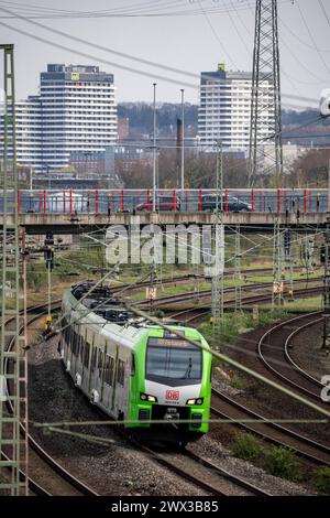 S-Bahn-Zug auf der Eisenbahnstrecke zwischen Mülheim an der Ruhr im Hintergrund und Duisburg, stark frequentierte Eisenbahnstrecke, für nah- und Fernverkehr Stockfoto