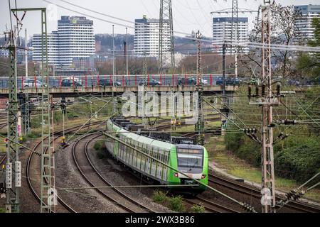 S-Bahn-Zug auf der Eisenbahnstrecke zwischen Mülheim an der Ruhr im Hintergrund und Duisburg, stark frequentierte Eisenbahnstrecke, für nah- und Fernverkehr Stockfoto