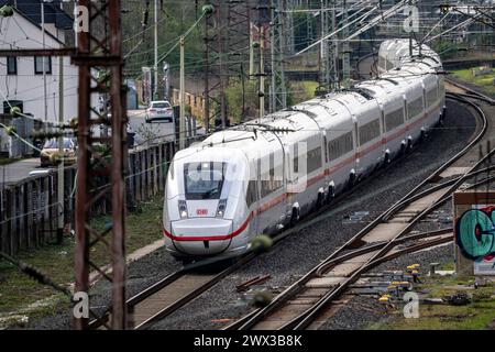 ICE-Zug auf der Bahnstrecke zwischen Mülheim an der Ruhr und Duisburg, stark frequentierte Bahnstrecke, für nah- und Fernverkehr, Güterverkehr, NR Stockfoto