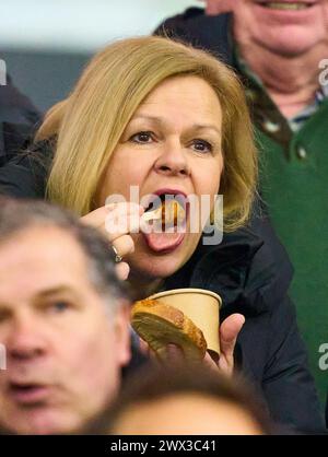 Nancy Faeser, SPD Bundesministerin des Innern und für Heimat der Bundesrepublik Deutschland genießt eine Bratwurst im Freundschaftsspiel DEUTSCHLAND - NIEDERLANDE 2-1 DEUTSCHLAND - NIEDERLANDE 2-1 in Vorbereitung auf die Europameisterschaft 2024 am 26. März 2024 in Frankfurt. © Peter Schatz / Alamy Live News Stockfoto