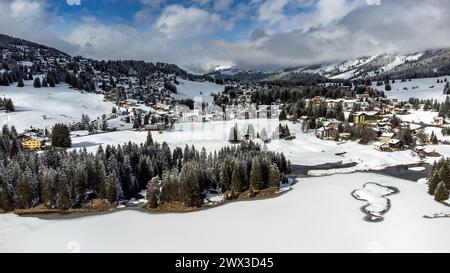 Luftaufnahme des winterlichen Valbella mit dem gefrorenen Heidsee Stockfoto