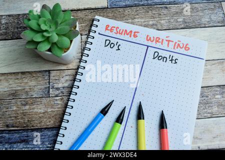 Konzept des Resume Writing mit Do's and Don'ts Write auf Buch isoliert auf Holztisch. Stockfoto