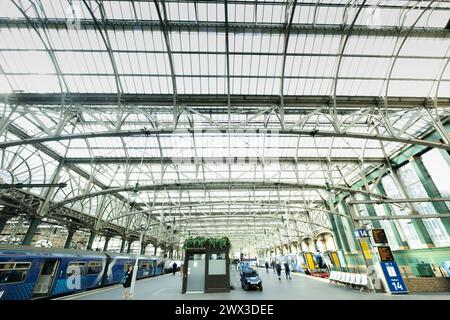Blick auf das Innere der Glasgow Queen Street Station, Glasgow, Schottland, Großbritannien Stockfoto
