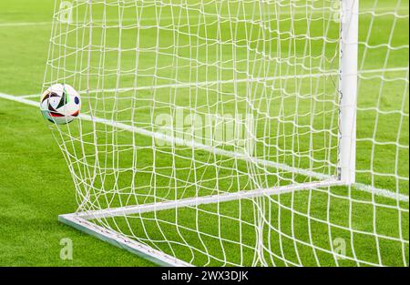 ADIDAS FUSSBALLLIEBE pro, Offizieller Spielball der Europameisterschaft 2024 Deutschland, Adidas Ball, Lederball, Spielgeraet, Fussball, Baelle, im Freundschaftsspiel DEUTSCHLAND - NIEDERLANDE 2-1 DEUTSCHLAND - NIEDERLANDE 2-1 in Vorbereitung auf die Europameisterschaft 2024 am 26. März 2024 in Frankfurt. © Peter Schatz / Alamy Live News Stockfoto