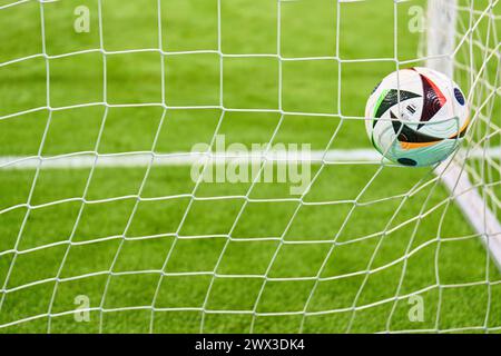 ADIDAS FUSSBALLLIEBE pro, Offizieller Spielball der Europameisterschaft 2024 Deutschland, Adidas Ball, Lederball, Spielgeraet, Fussball, Baelle, im Freundschaftsspiel DEUTSCHLAND - NIEDERLANDE 2-1 DEUTSCHLAND - NIEDERLANDE 2-1 in Vorbereitung auf die Europameisterschaft 2024 am 26. März 2024 in Frankfurt. © Peter Schatz / Alamy Live News Stockfoto