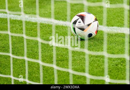 ADIDAS FUSSBALLLIEBE pro, Offizieller Spielball der Europameisterschaft 2024 Deutschland, Adidas Ball, Lederball, Spielgeraet, Fussball, Baelle, im Freundschaftsspiel DEUTSCHLAND - NIEDERLANDE 2-1 DEUTSCHLAND - NIEDERLANDE 2-1 in Vorbereitung auf die Europameisterschaft 2024 am 26. März 2024 in Frankfurt. © Peter Schatz / Alamy Live News Stockfoto