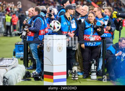 ADIDAS FUSSBALLLIEBE pro, Offizieller Spielball der Europameisterschaft 2024 Deutschland, Adidas Ball, Lederball, Spielgeraet, Fussball, Baelle, im Freundschaftsspiel DEUTSCHLAND - NIEDERLANDE 2-1 DEUTSCHLAND - NIEDERLANDE 2-1 in Vorbereitung auf die Europameisterschaft 2024 am 26. März 2024 in Frankfurt. © Peter Schatz / Alamy Live News Stockfoto