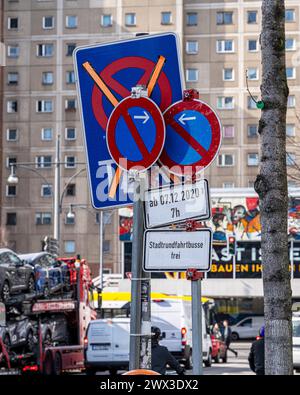 Verwirrung Der Verkehrszeichen, Berlin, Deutschland Stockfoto