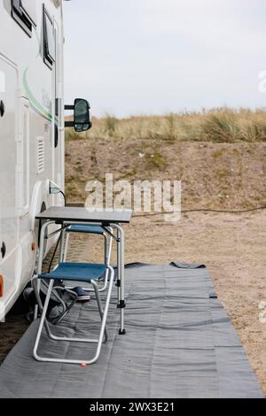 Damp, Deutschland. März 2024. Möbel und Schuhe stehen vor einem Mobilheim auf dem Campingplatz Ostseecamping in Schubystrand. Pünktlich zu Ostern kommen die ersten Gäste der Saison auf den Campingplätzen an Nord- und Ostsee sowie im Landesinneren Schleswig-Holsteins an. Frank Molter/dpa/Alamy Live News Stockfoto