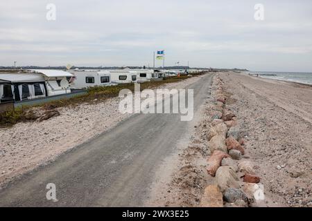 Damp, Deutschland. März 2024. Caravans parken in der ersten Reihe auf dem Campingplatz Ostseecamping in Schubystrand. Pünktlich zu Ostern kommen die ersten Gäste der Saison auf den Campingplätzen an Nord- und Ostsee sowie im Landesinneren Schleswig-Holsteins an. Frank Molter/dpa/Alamy Live News Stockfoto