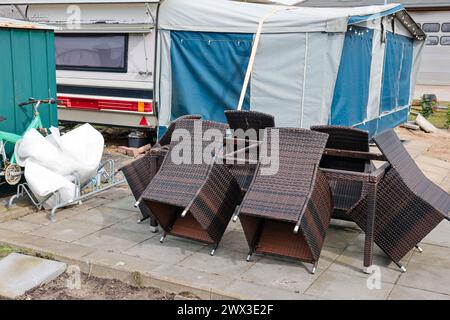 Damp, Deutschland. März 2024. Ein soeben ausgepacktes Möbelset steht vor einem Wohnwagen auf dem Campingplatz Ostseecamping in Schubystrand. Pünktlich zu Ostern kommen die ersten Gäste der Saison auf den Campingplätzen an Nord- und Ostsee und im Landesinneren Schleswig-Holsteins an. Frank Molter/dpa/Alamy Live News Stockfoto