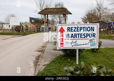 Damp, Deutschland. März 2024. Ein Willkommensschild steht am Eingang zum Campingplatz Ostseecamping in Schubystrand. Pünktlich zu Ostern kommen die ersten Gäste der Saison auf den Campingplätzen an Nord- und Ostsee sowie im Landesinneren Schleswig-Holsteins an. Frank Molter/dpa/Alamy Live News Stockfoto