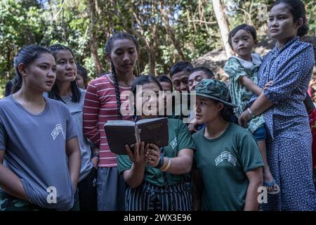 Chris Huby / Le Pictorium - Birma - Free Birma Rangers - 31/12/2023 - Burma / Karen Staat - Sonntag, ein Tauftag. Von Flüchtlingslagern bis hin zu bombardierten Dörfern, treffen Sie eine Bevölkerung, die von der Junta gemartert wurde, und entdecken Sie die humanitäre Aktion des FBR. Birma hat seinen Abstieg in die Hölle in den letzten drei Jahren mit fast völliger Gleichgültigkeit fortgesetzt, und es ist wichtig, über das Engagement des FBR für diese Menschen zu berichten, die mehr denn je darauf zählen, dass die internationale Öffentlichkeit ihnen zu Hilfe kommt. Stockfoto