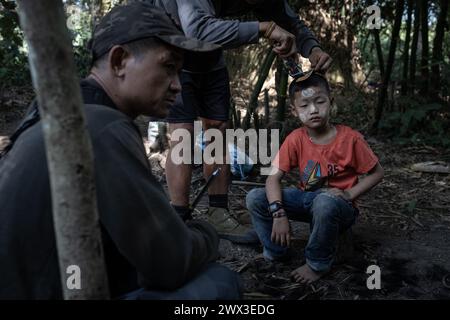 Chris Huby / Le Pictorium - Birma - Free Birma Rangers - 08/01/2024 - Burma / Karen State - FBR bietet auch einen kostenlosen Friseurstand. Von Flüchtlingslagern bis hin zu bombardierten Dörfern, treffen Sie eine Bevölkerung, die von der Junta gemartert wurde, und entdecken Sie die humanitäre Aktion des FBR. Birma hat seinen Abstieg in die Hölle in den letzten drei Jahren mit fast völliger Gleichgültigkeit fortgesetzt, und es ist wichtig, über das Engagement des FBR für diese Menschen zu berichten, die mehr denn je darauf zählen, dass die internationale Öffentlichkeit ihnen zu Hilfe kommt. Stockfoto