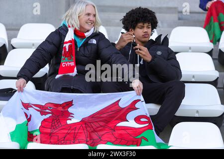 Tubize, Belgien. März 2024. Walisische Fans wurden vor einem Freundschaftsspiel zwischen den belgischen U18-Nationalmannschaften und Wales am Montag, den 25. März 2024 in Tubize, Belgien, vorgestellt. Quelle: Sportpix/Alamy Live News Stockfoto