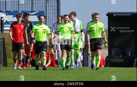 Tubize, Belgien. März 2024. Schiedsrichter und Spieler, die am Montag, den 25. März 2024, in Tubize, Belgien, bei einem Freundschaftsspiel zwischen den belgischen U18-Nationalmannschaften und den walisischen U18-Nationalmannschaften auf dem Spielfeld antreten. Quelle: Sportpix/Alamy Live News Stockfoto