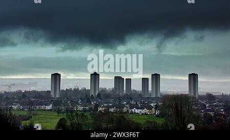 Glasgow, Schottland, Großbritannien. 27. März 2024: Wetter in Großbritannien: Starker Regen und stürmisches Wetter beginnt der Sturm nelson Wetter, das für Ostern über den Scotstoun council Towers vorhergesagt wird. Credit Gerard Ferry/Alamy Live News Stockfoto