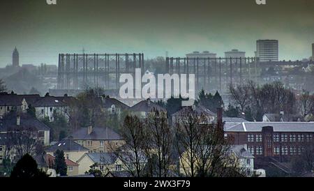 Glasgow, Schottland, Großbritannien. 27. März 2024: Wetter in Großbritannien: Starker Regen und stürmisches Wetter beginnt der Sturm nelson Wetter, das für Ostern über den Gasometern von Kelvindale vorhergesagt wird. Credit Gerard Ferry/Alamy Live News Stockfoto