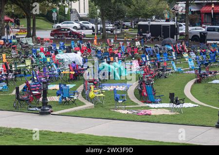 Suwanee, GA / USA - 12. August 2023: Dutzende leere Rasenstühle werden für ein Sommerkonzert im Suwanee Town Park Amphitheater aufgestellt. Stockfoto