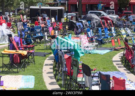 Suwanee, GA / USA - 12. August 2023: Dutzende leere Rasenstühle werden für ein Sommerkonzert im Suwanee Town Park Amphitheater aufgestellt. Stockfoto