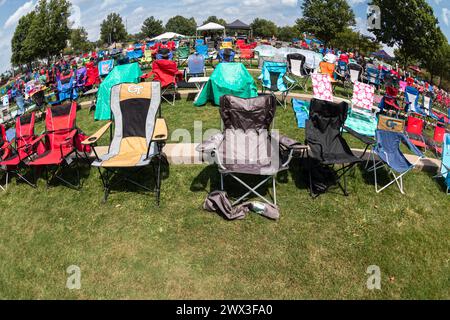 Suwanee, GA / USA - 12. August 2023: Dutzende leere Rasenstühle werden für ein Sommerkonzert im Suwanee Town Park Amphitheater aufgestellt. Stockfoto