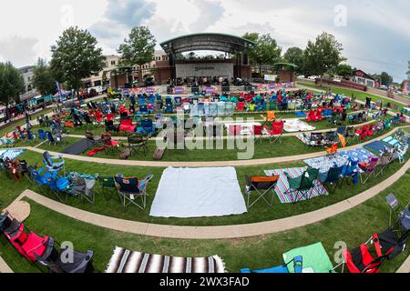 Suwanee, GA / USA - 12. August 2023: Fischaugenlinse zeigt Reihen leerer Rasenstühle, die für ein Freiluftkonzert im Suwanee Town Park am 12. August 2 eingerichtet wurden Stockfoto