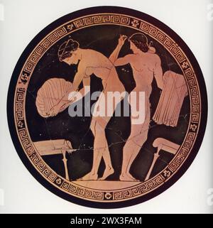 Ein gemalter Tondo aus dem Inneren eines Kylix, in dem Frauen ihre Kleidung falten, von dem Künstler Douris. Dieses Stück stammt aus der Zeit um 470 v. Chr. und ist ein Beispiel für den attischen rotfigurierten Stil, eine Technik, bei der die Figuren in der natürlichen roten Farbe des Tons belassen werden, während der Hintergrund schwarz lackiert ist, was mehr Details und eine dynamischere Darstellung menschlicher Figuren und Erzählungen ermöglicht. Stockfoto