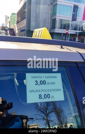 Tag- und Nachttarif, Preise an der Tür eines Warschauer Taxis. Mehrere Dutzend Taxifahrer blockierten eine der Hauptstraßen Warschaus aus Protest gegen niedrige Preise. Warschau Polen Copyright: XMikolajxJaneczekx Stockfoto