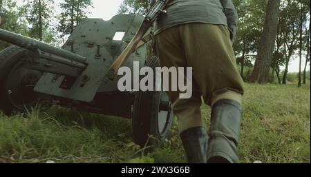 Vorbereitung Auf Die Historische Nachstellung Des Kampfes. Eine Gruppe von Reenactoren, die als russische sowjetische Rote Armee-Infanterie-Soldaten des Zweiten Weltkriegs gekleidet sind, sind Move Sowjets Stockfoto