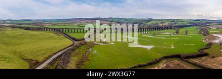 Ein Panoramablick auf den spektakulären Harringworth Viaduct an einem hellen Wintertag Stockfoto