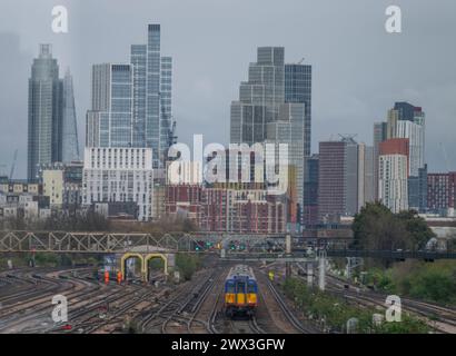 London, Großbritannien. März 2024. Blick auf die Hochhäuser in Vauxhall und die Sanierung der neun Elms mit Eisenbahngleisen im Vordergrund, die in Richtung Waterloo Station führen, von Clapham Junction Station, London aus gesehen. (Durch Glas fotografiert). Kredit: Malcolm Park/Alamy Stockfoto