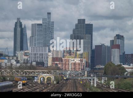 London, Großbritannien. März 2024. Blick auf die Hochhäuser in Vauxhall und die Sanierung der neun Elms mit Eisenbahngleisen im Vordergrund, die in Richtung Waterloo Station führen, von Clapham Junction Station, London aus gesehen. (Durch Glas fotografiert). Kredit: Malcolm Park/Alamy Stockfoto