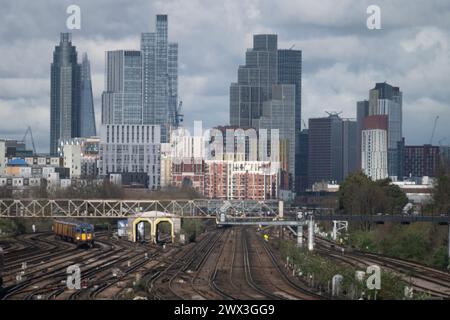 London, Großbritannien. März 2024. Blick auf die Hochhäuser in Vauxhall und die Sanierung der neun Elms mit Eisenbahngleisen im Vordergrund, die in Richtung Waterloo Station führen, von Clapham Junction Station, London aus gesehen. (Durch Glas fotografiert). Kredit: Malcolm Park/Alamy Stockfoto