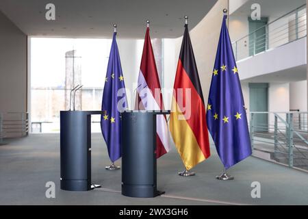 Die Europaflagge, die lettische und die deutsche Flagge im Kanzleramt in Berlin, 27.03.2024. Berlin Deutschland *** die Europäische Flagge, die lettische Flagge und die deutsche Flagge im Kanzleramt in Berlin, 27 03 2024 Berlin Deutschland Copyright: xJulianexSonntagxphotothek.dex Stockfoto