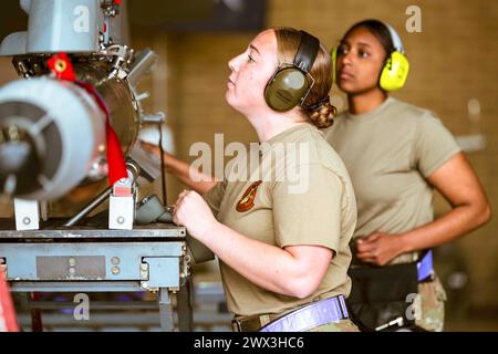 15. März 2024 - Luke Air Force Base, Arizona, USA - Kathryn Fahad, Mitglied der 61st Aircraft Maintenance Unit Waffengutbesatzung, bereitet eine lasergeführte GBU-12-Luftbombe während eines Frauenwaffenlastwettbewerbs am 15. März 2024 auf der Luke Air Force Base, Arizona, vor. Der Lastwettbewerb bestand aus sieben Frauen der 61. AMU, darunter drei Mitglieder der Waffenträgermannschaft, die als Wettbewerber und vier Mitglieder, die als Evaluatoren auftraten. Dieser Wettbewerb verbessert nicht nur das Training, sondern war auch eine von mehreren Veranstaltungen im Frauenmonat, die zur Verbesserung der Qualität beitrugen Stockfoto