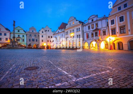 Cesky Krumlov Hauptplatz malerische Architektur Blick auf die Dämmerung, Südböhmische Region der Tschechischen Republik Stockfoto