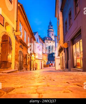 Cesky Krumlov szenische Straßenarchitektur mit Blick auf den Sonnenaufgang, Südböhmische Region der Tschechischen Republik Stockfoto