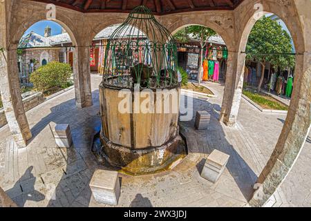 MOSTAR, BOSNIEN UND HERZEGOWINA - 15. August 2022: Brunnen im Innenhof der Moschee Koski Mehmed Pascha, erbaut im 17. Jahrhundert. IT p Stockfoto