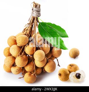 Longanfrüchte geöffnet und ungeschält isoliert auf weißem Hintergrund. Stockfoto