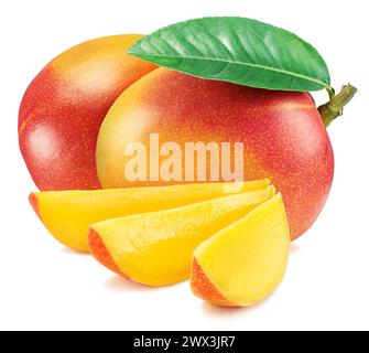 Mango-Früchte mit grünem Blatt und Mango-Scheiben isoliert auf weißem Hintergrund. Stockfoto