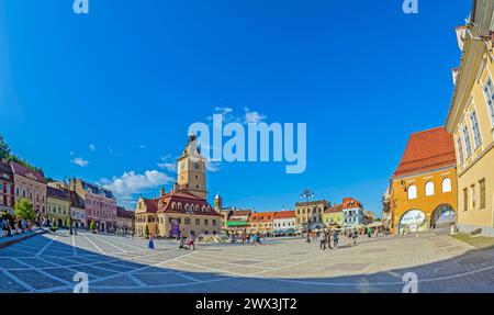 BRASOV, RUMÄNIEN - 11. JULI 2020: Der Ratsplatz im historischen Zentrum der Stadt, Urkunde aus dem Jahr 1364. Es ist umgeben von Stockfoto