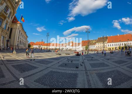 SIBIU, SIEBENBÜRGEN, RUMÄNIEN - 8. JULI 2020: Der Hauptplatz aus dem Zentrum der Stadt, erstmals 1408 erwähnt. Seit dem 15-16. Jahrhundert ist die Fläche Stockfoto