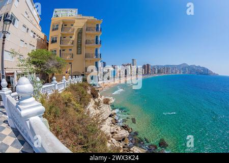 BENIDORM, SPANIEN - 13. AUGUST 2020: Blick auf die Wolkenkratzer der Stadt vom Balkon des Mittelmeers, Mirador del Castillo, mediterraner Aussichtspunkt Stockfoto