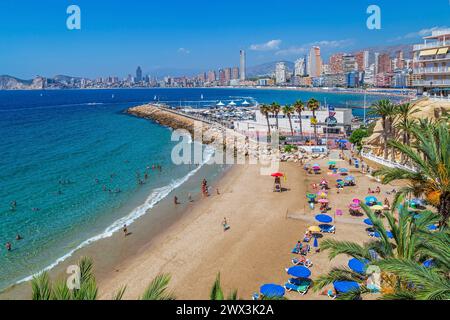 BENIDORM, SPANIEN - 13. AUGUST 2020: Blick auf die Wolkenkratzer der Stadt vom Balkon des Mittelmeers, Mirador del Castillo, mediterraner Aussichtspunkt Stockfoto