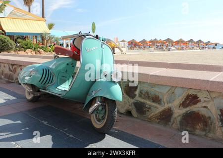 Modifizierte Vespa parkt an der Torremolinos Promenade, Málaga, Spanien. Stockfoto