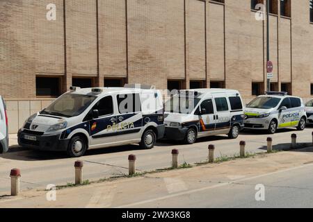 Polizeifahrzeuge parkten auf der Polizeiwache in Málaga, Spanien. Stockfoto