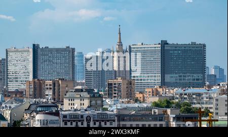 14. Juli 2022, Moskau, Russland. Blick auf das Stalin-Hochhaus auf dem Kudrinskaja-Platz und die Buchhäuser auf Nowy Arbat im Zentrum der russischen hauptstadt Stockfoto