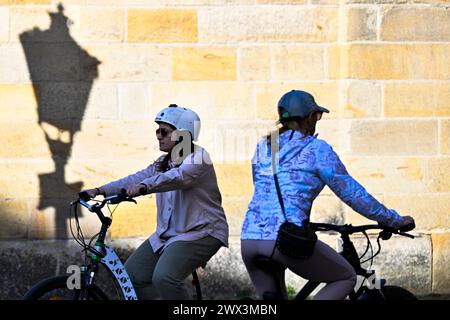 Prag, Tschechische Republik. März 2024. Die Menschen genießen einen sonnigen Frühlingsnachmittag im Zentrum von Prag, Tschechische Republik, 27. März 2024. Quelle: Michal Kamaryt/CTK Photo/Alamy Live News Stockfoto